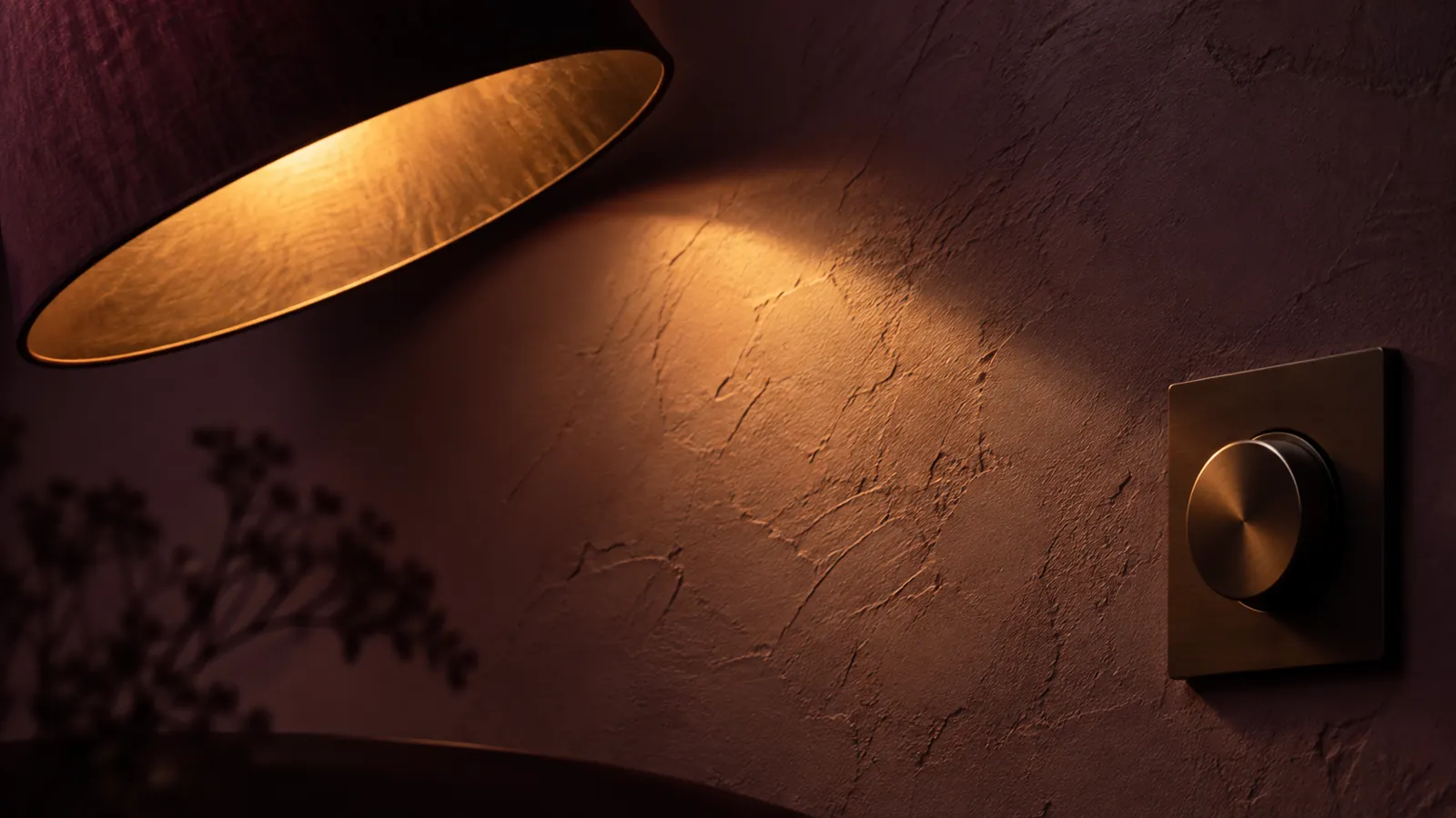 Dimmer control and lamp beam on textured plaster